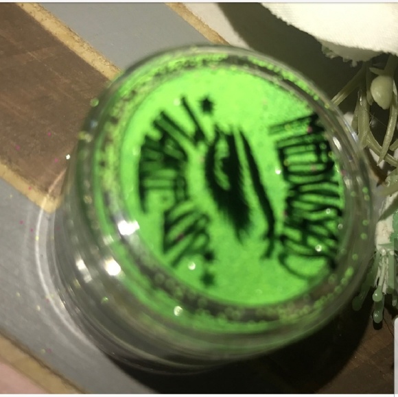 💙🌟🧚♀️NEON GREEN Medusa Makeup Glitter Pot NWOTag - Picture 4 of 8